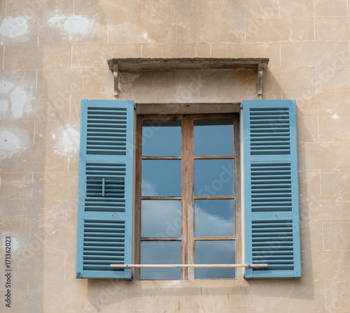 Fenster eines mediterranen Hauses mit Fensterl  den
