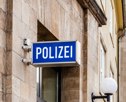 Schild am Gebäude - Polizei