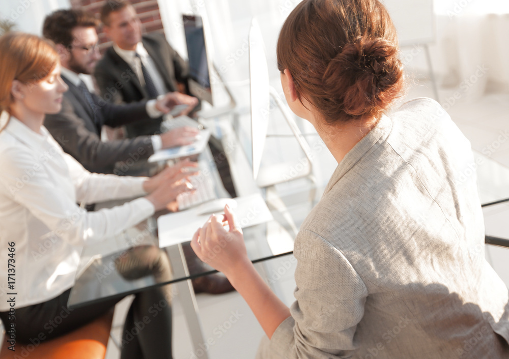 Obraz premium business woman conducts a workshop with the business team