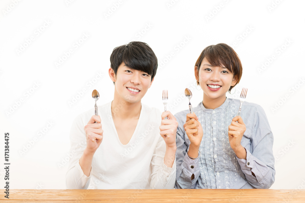 スプーンとフォークを持つ若いカップル Stock 写真 Adobe Stock