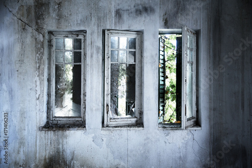 Old broken windows © erllre