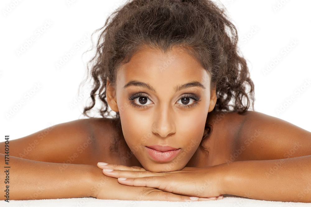 Naklejka premium portrait of a beautiful young dark-skinned woman on a white background