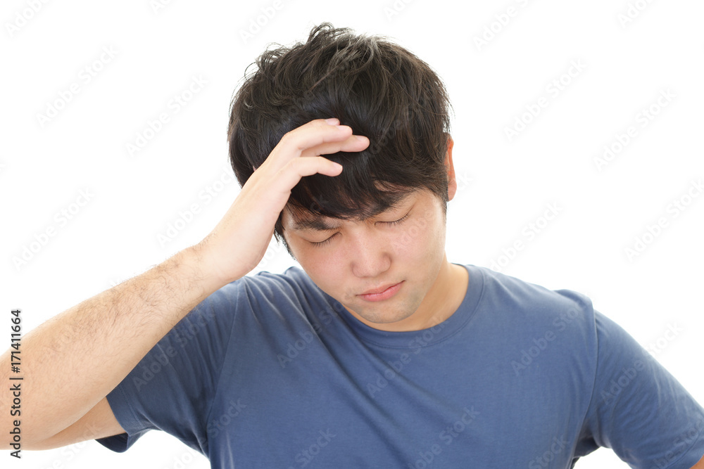 頭痛を訴える男性 頭痛を訴える男性