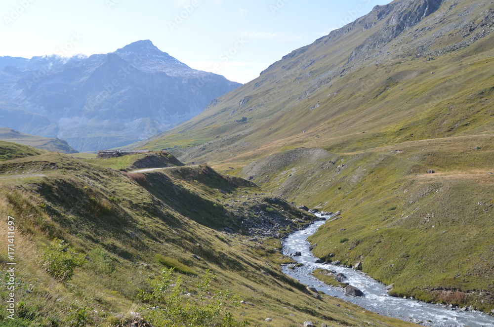 Torrent de la Rocheure coulant vers l'Entre deux eaux, Parc National de la Vanoise, Alpes Françaises Torrent de la Rocheure coulant vers l'Entre deux eaux, Parc National de la Vanoise, Alpes Françaises