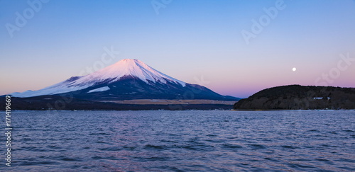 富士山と月、山梨県山中湖にて