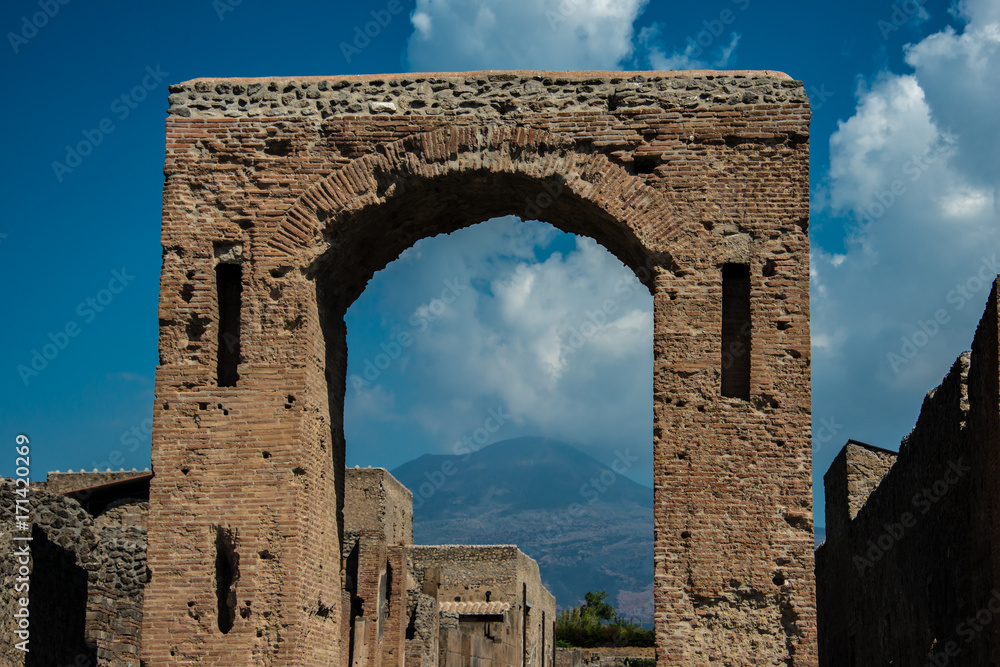 Torbogen in Pompeji mit Vesuv