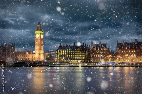 Big Ben und Westminster in London im Winter mit Schneefall