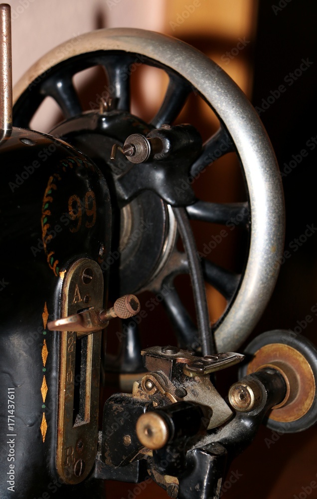 Detail einer antiken Nähmaschine
