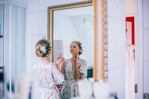 Obraz na płótnie The bride is preparing for the wedding day in the morning, bride's in front of the mirror. w salonie