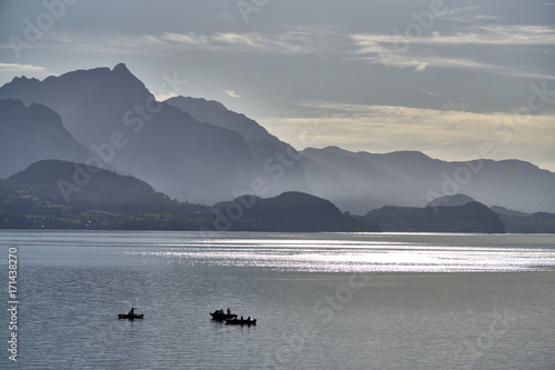 Fischerboote auf dem Thunersee bei Därligen (Kanton Bern)