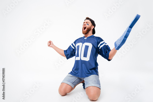 Foto Excited screaming man fan wearing number one fan glove finger.