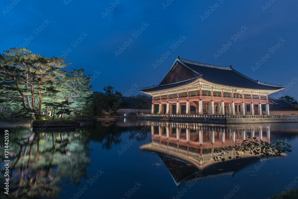 Fototapeta premium Gyeongbokgung Palace At Night In South Korea, with the name of the palace 'Gyeongbokgung' on a sign