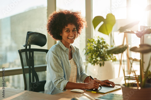Billede på lærred Afro american woman at her creative workplace