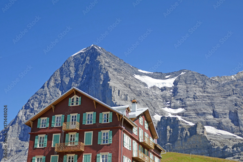 alpen: eigernordwand mit  berghaus scheidegg, schweiz