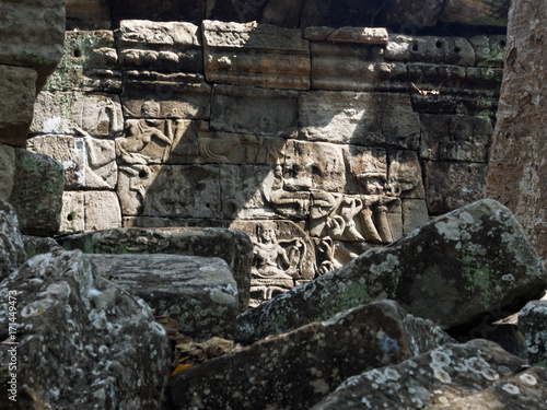 Khmer-Relief an der Wand des eingestürzten Tempels Banteay Chhmar