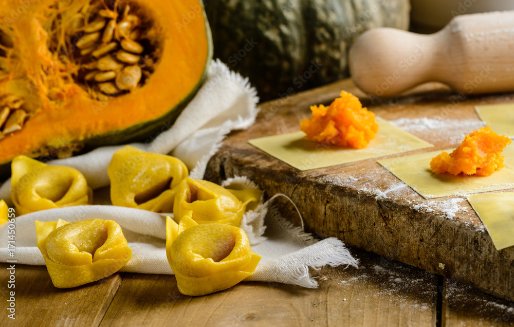 Tortelloni di zucca, pasta ripiena italiana Tortelloni di zucca, pasta ripiena italiana