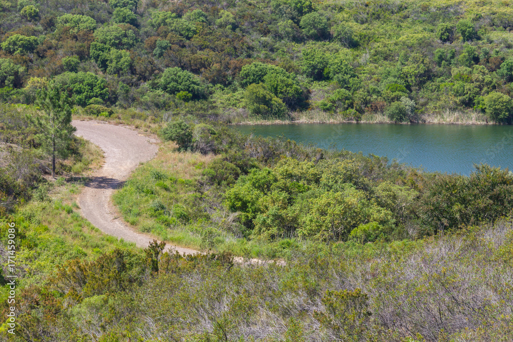 Obraz premium Lake and trail in mountain in Arrifana