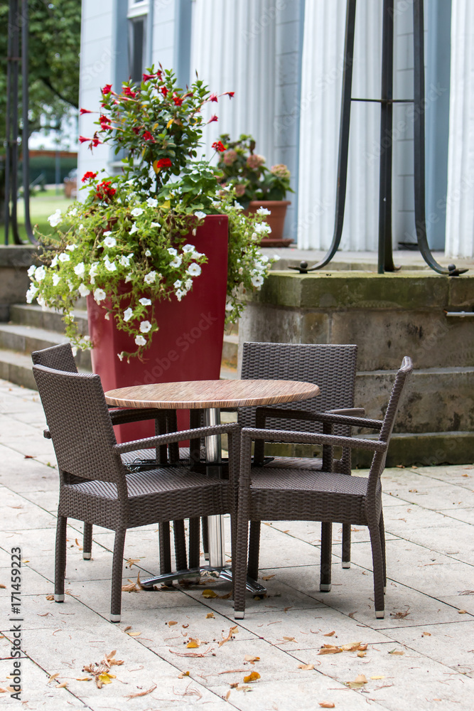 Restaurant Außenterrasse mit Tisch und Stühlen