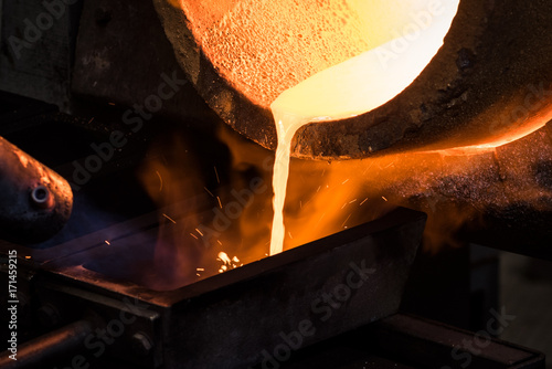 Fornace in fonderia per fusione lingotto d'oro photo