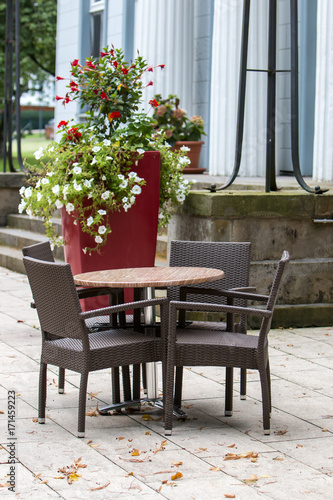 Restaurant Außenterrasse mit Tisch und Stühlen