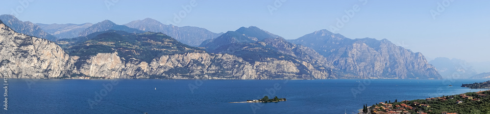 Panorama vom Gardasee, aufgenommen in  Brenzone. 
