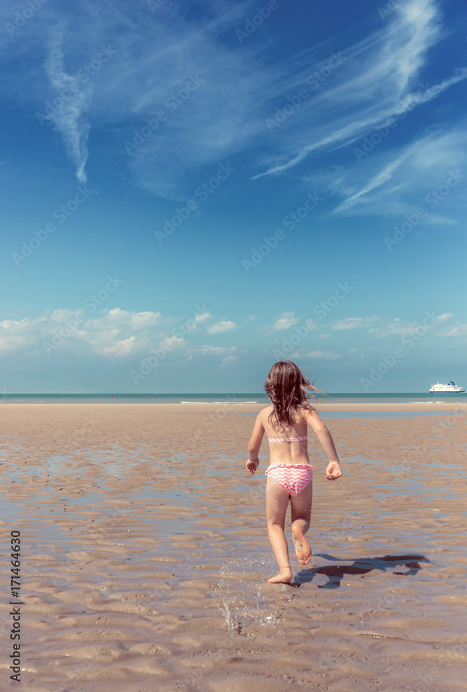 Fototapeta premium enfant jouant sur la plage