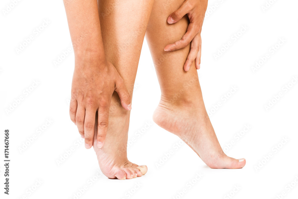 Pies, tobillo y manos de mujer sobre fondo blanco aislado. Vista de perfil