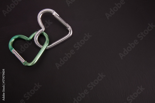 Karabiner in Herzform auf Schieferplatte