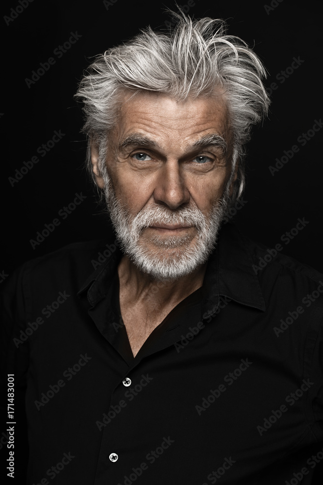 Seniorportrait vor schwarz Seniorportrait vor schwarz