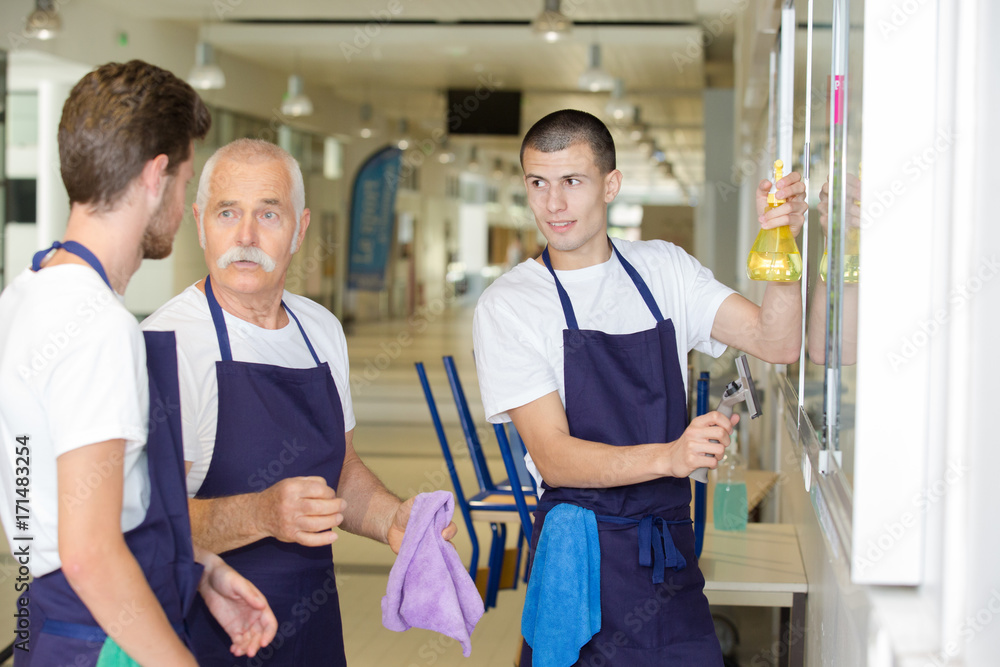 Obraz premium Male cleaning team in discussion