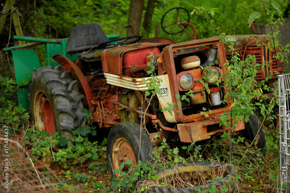 Machine agricole et tracteur abandonné Machine agricole et tracteur abandonné