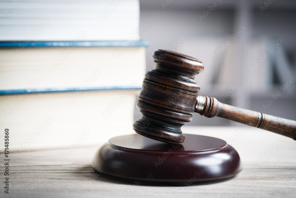 Obraz premium Judge's Gavel and law books