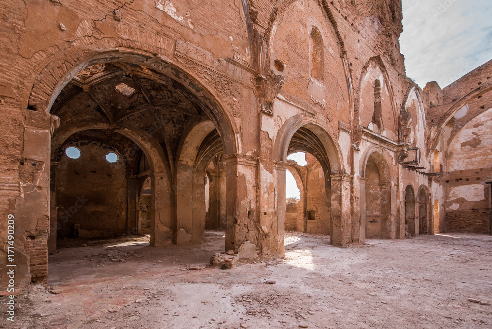 Fototapeta premium Belchite to gmina w prowincji Saragossa w Hiszpanii. Znana jest z tego, że była miejscem jednej z symbolicznych bitew hiszpańskiej wojny domowej, bitwy Belchite.