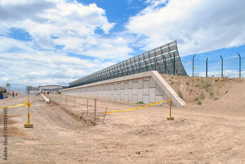 Barrera deflectora de aeropuerto en construcción Barrera deflectora de aeropuerto en construcción