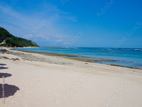 Fototapeta Naklejka Na Ścianę i Meble -  Beautiful sunny day and white sand in the beach of Pantai pandawa, in Bali island, Indonesia