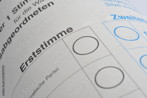 Erststimme, Stimmzettel, Bundestagswahl, Bundestag, Parteien, Deutschland, Politik, Bundesrepublik, Demokratie, Wahlrecht, Parlament,  Erststimme, Zweitstimme, Wahlurne photo