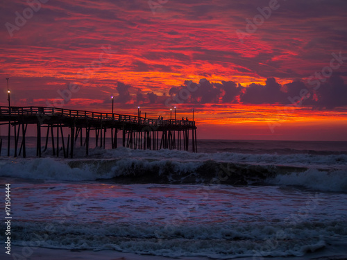 Billede på lærred Sunrise over fishing pier at North Carolina Outer Banks