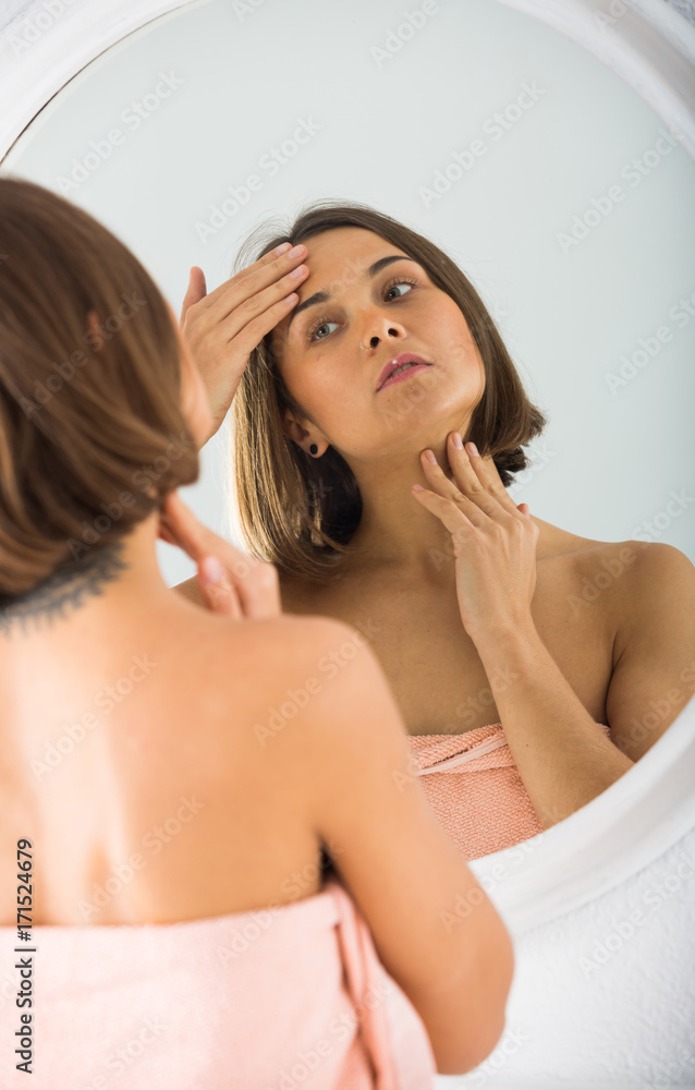 Obraz premium Woman using mirror