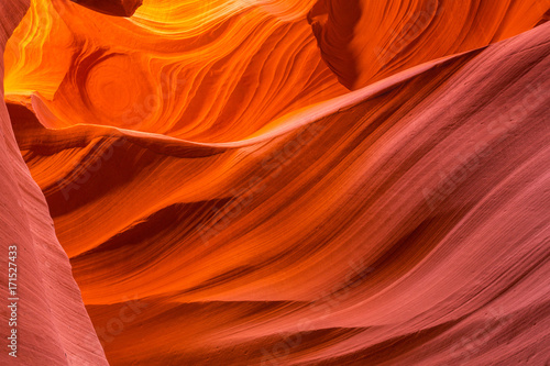 Piękne abstrakcjonistyczne czerwonego piaskowa formacje w antylopa jarze, Arizona