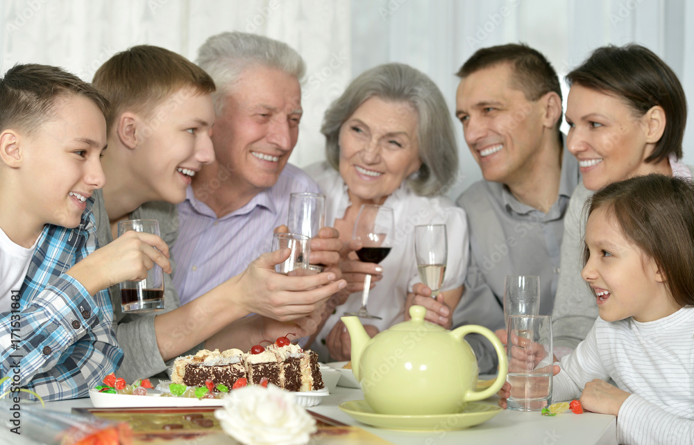  family eating at kitchen table