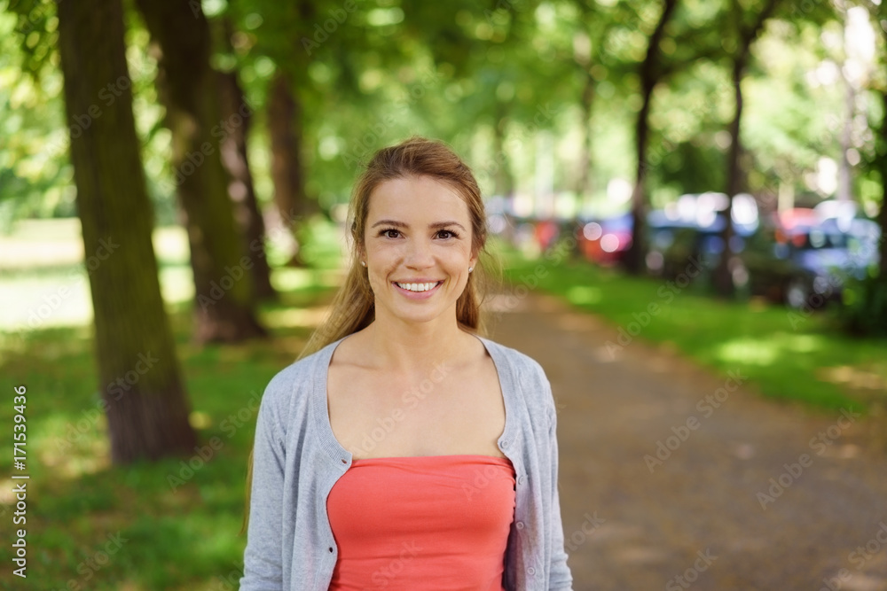 attraktive junge frau geht durch einen park in der stadt attraktive junge frau geht durch einen park in der stadt