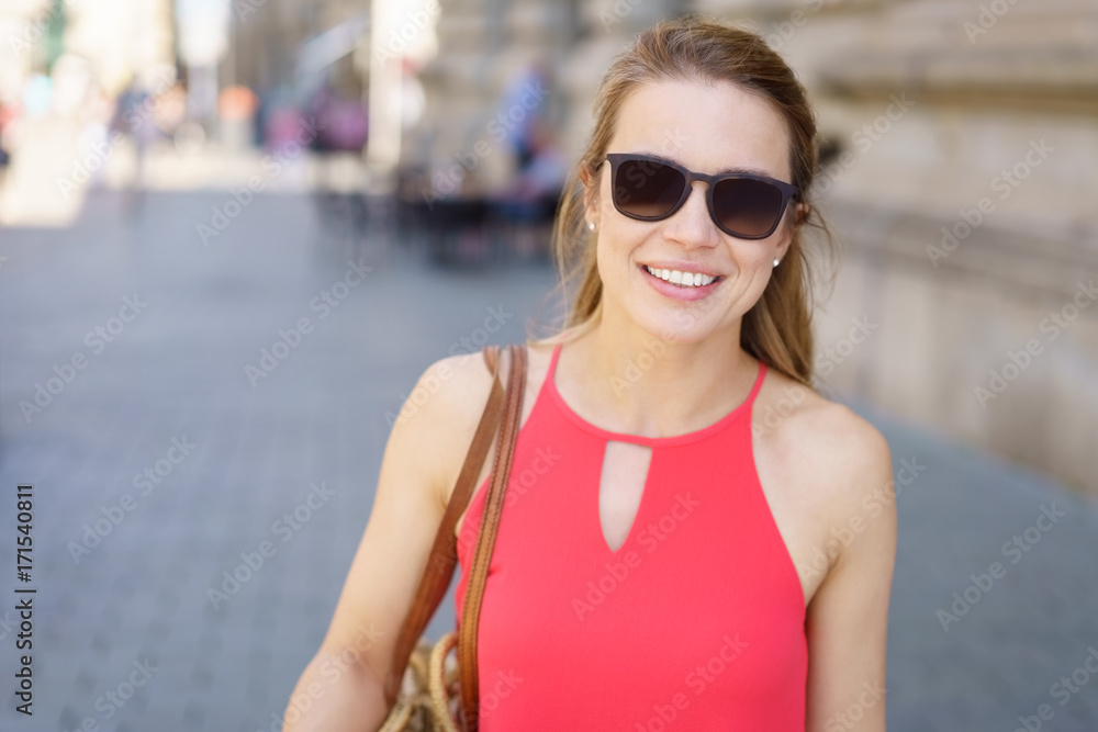 frau mit sonnenbrille in der stadt frau mit sonnenbrille in der stadt