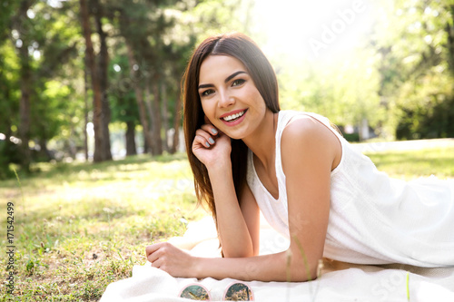 Beautiful young woman sunba...