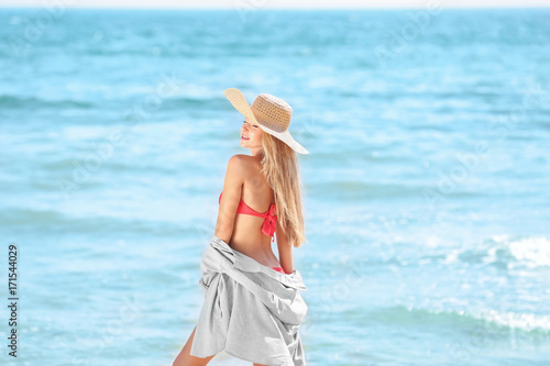 Beautiful young woman on se...