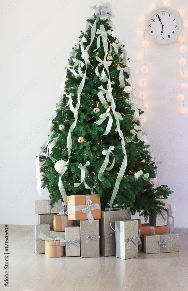 Fototapeta premium Beautiful Christmas tree with gifts in room