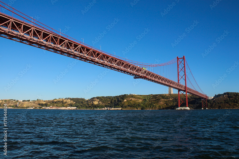 Naklejka premium 25 kwietnia Most na rzece Tag