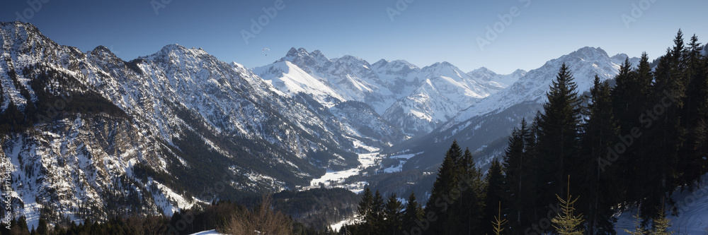 Bergpanorama mit Talblick, Allgäuer Alpen, Allgäu, Bayern, Deutschland, Europa