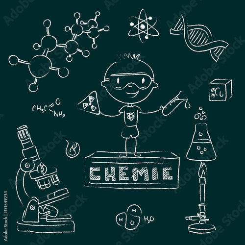 Junge macht Experiment in Chemie