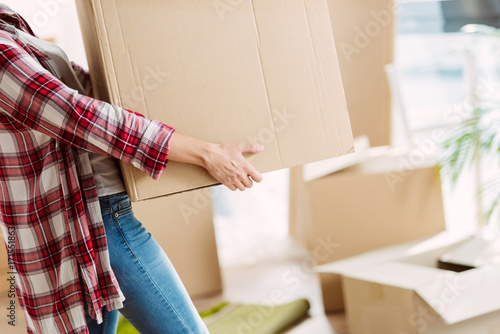 Tableau sur toile girl with cardboard boxes
