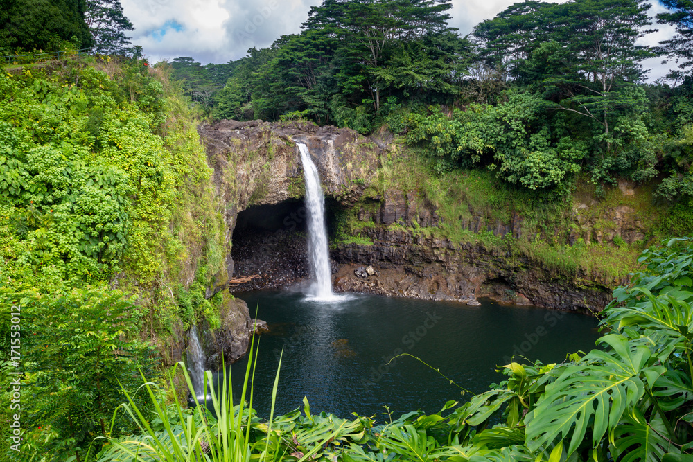 Fototapeta premium Die Rainbow Falls bei Hilo auf Big Island, Hawaii, USA.